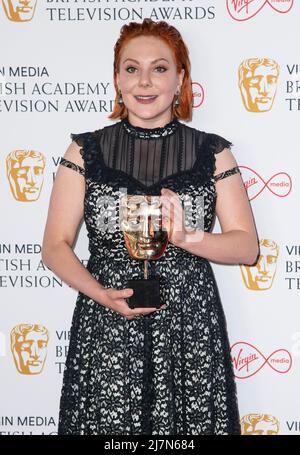 Sophie Wilran, Gewinnerin des Female Performance in A Comedy Program für „Alma's Not Normal“, posiert im Gewinnerzimmer des Virgin Media British Stockfoto