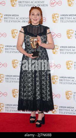 Sophie Wilran, Gewinnerin des Female Performance in A Comedy Program für „Alma's Not Normal“, posiert im Gewinnerzimmer des Virgin Media British Stockfoto