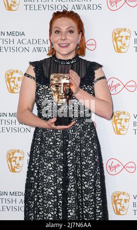 Sophie Wilran, Gewinnerin des Female Performance in A Comedy Program für „Alma's Not Normal“, posiert im Gewinnerzimmer des Virgin Media British Stockfoto