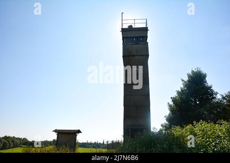 Ein alter Grenzwachturm einer ehemaligen DDR-Grenzbefestigung, am Dreiländereck Hessen, Thüringen und Bayern, nicht weit vom Schwarzen Moor in Stockfoto