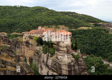 Kloster Varlaam, das 1541 auf dem hohen Felsen, Meteora, Griechenland, erbaut wurde Stockfoto