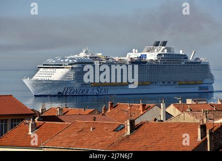 Marseille, Frankreich. 10.. Mai 2022. Gesamtansicht des Wunders der Meere Ankunft in Paca, Marseille. Das Linienkreuzfahrtschiff kommt im französischen mediterranen Hafen von Marseille an und spuckt eine beeindruckende Rauchwolke aus. (Foto von Gerard Bottino/SOPA Images/Sipa USA) Quelle: SIPA USA/Alamy Live News Stockfoto