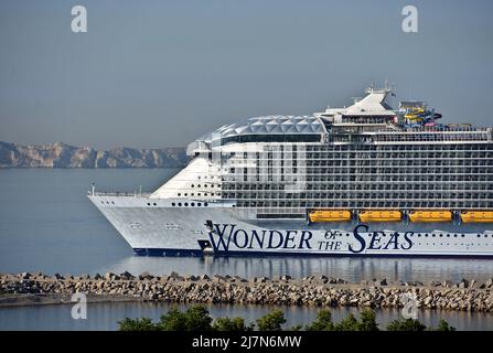 Marseille, Frankreich. 10.. Mai 2022. Gesamtansicht des Wunders der Meere Ankunft in Paca, Marseille. Das Linienkreuzfahrtschiff kommt im französischen mediterranen Hafen von Marseille an und spuckt eine beeindruckende Rauchwolke aus. (Foto von Gerard Bottino/SOPA Images/Sipa USA) Quelle: SIPA USA/Alamy Live News Stockfoto