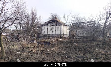 LYSYTSCHANSK, - UKRAINE 30. März 2022: Krieg Russlands gegen die Ukraine. Ein Wohnhaus, das von einem feindlichen Flugzeug in der Nähe der ukrainischen Stadt beschädigt wurde Stockfoto