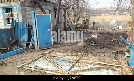 LYSYTSCHANSK, - UKRAINE 30. März 2022: Krieg Russlands gegen die Ukraine. Ein Wohnhaus, das von einem feindlichen Flugzeug in der Nähe der ukrainischen Stadt beschädigt wurde Stockfoto