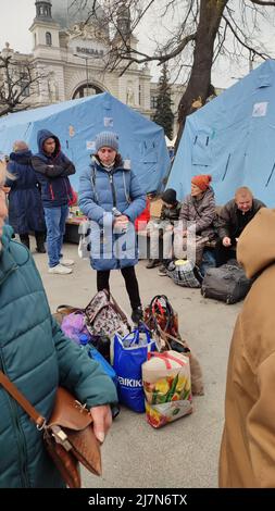 Lviv, Ukraine - 05. April 2022. Evakuierte aus der Ostukraine in der Nähe des Bahnhofs in der westukrainischen Stadt Lviv Stockfoto