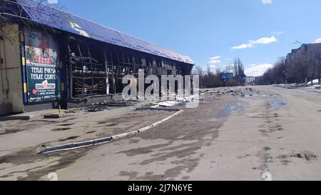 LYSYTSCHANSK, - UKRAINE 28. März 2022: Verbrannt und zerstört Supermarkt von der russischen Armee Artillerie, Flugraketenbomben Stockfoto