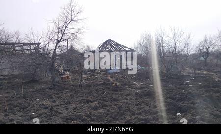 LYSYTSCHANSK, - UKRAINE 30. März 2022: Krieg Russlands gegen die Ukraine. Ein Wohnhaus, das von einem feindlichen Flugzeug in der Nähe der ukrainischen Stadt beschädigt wurde Stockfoto