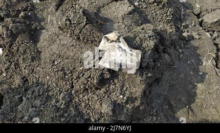 LYSYTSCHANSK, - UKRAINE 30. März 2022: Krieg Russlands gegen die Ukraine. Bombenschutt. Garten beschädigt von russischen Armeeflugzeugen, Kunstbomben. Stockfoto