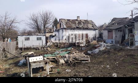 LYSYTSCHANSK, - UKRAINE 30. März 2022: Krieg Russlands gegen die Ukraine. Ein Wohnhaus, das von einem feindlichen Flugzeug in der Nähe der ukrainischen Stadt beschädigt wurde Stockfoto