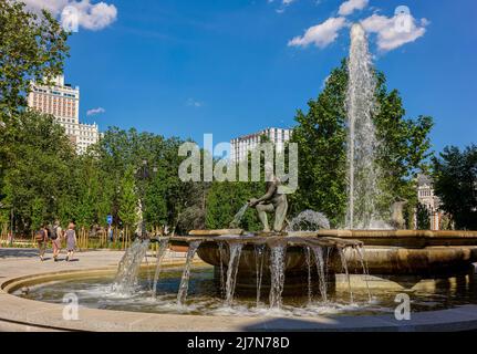 Brunnen der Muschel oder die Geburt des Wassers. Plaza de España. Madrid, Spanien. Stockfoto