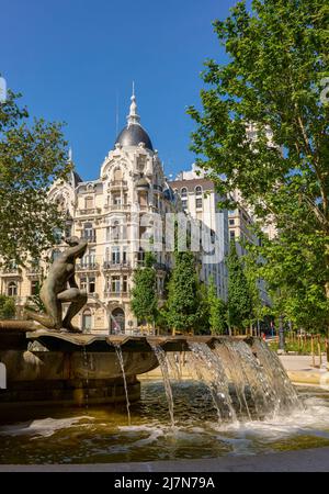 Brunnen der Muschel oder die Geburt des Wassers. Plaza de España. Madrid, Spanien. Stockfoto