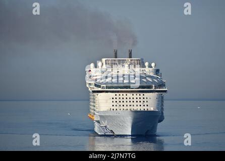 Marseille, Frankreich. 10.. Mai 2022. Gesamtansicht des Wunders der Meere Ankunft in Paca, Marseille. Das Linienkreuzfahrtschiff kommt im französischen mediterranen Hafen von Marseille an und spuckt eine beeindruckende Rauchwolke aus. (Bild: © Gerard Bottino/SOPA Images via ZUMA Press Wire) Stockfoto