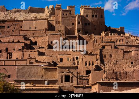 OUARZAZATE, MAROKKO - 22. NOVEMBER 2018 Ksar von Ait-Ben-Haddou, der fast senkrecht im Hohen Atlas der Sahara aufsteigt Stockfoto