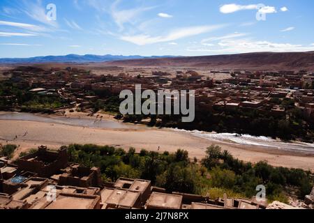 OUARZAZATE, MAROKKO - 22. NOVEMBER 2018 Blick vom Gipfel des Ksar von Ait-Ben-Haddou im Hohen Atlas der Sahara Stockfoto