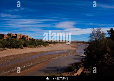 OUARZAZATE, MAROKKO - 22. NOVEMBER; 2018 das fast trockene Bett des Ounila-Flusses und des Ksar von Ait-Ben-Haddou im Hohen Atlas der Sahara d Stockfoto