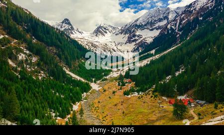 Panoramablick auf die Karpaten im Frühling, mit schneebedeckten Gipfeln. Die Fotografie wurde von einer Drohne in einer höheren Höhe aufgenommen. Stockfoto