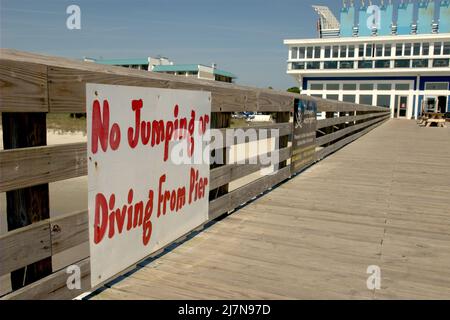 Kein Springen oder Tauchen vom 2. Avenue Pier Schild in Myrtle Beach, South Carolina, USA. Stockfoto