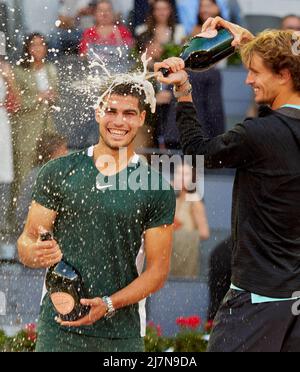 Carlos Alcaraz (ESP) und Alexander Zverev (GER) in Mutua Madrid Open 2022 - FOTO : J.M.Colomo Stockfoto