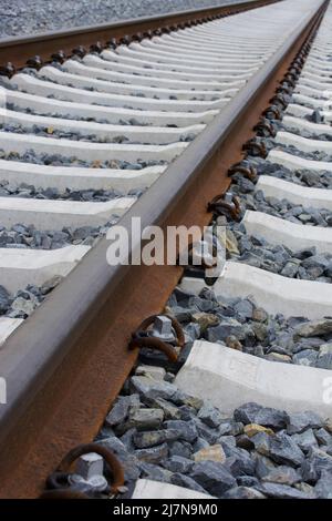 Neu konstruierte Bahngleise im Hochformat Stockfoto