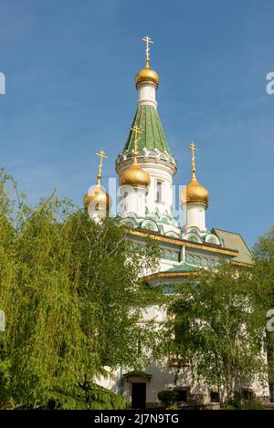 Die goldvergoldeten Kuppeln der russischen Kirche St. Nikolaus der Wundermacher oder SV. Nikolai Russische Kirche in Sofia, Bulgarien, Osteuropa Stockfoto