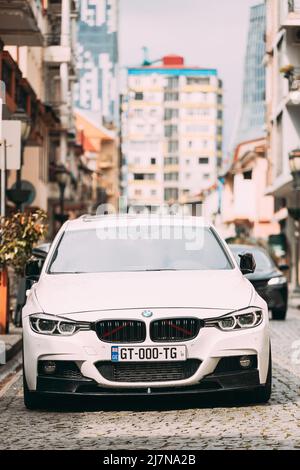 Weißes Fahrzeug der BMW 3-Serie, das auf der Straße geparkt wurde. BMW F30. Stockfoto