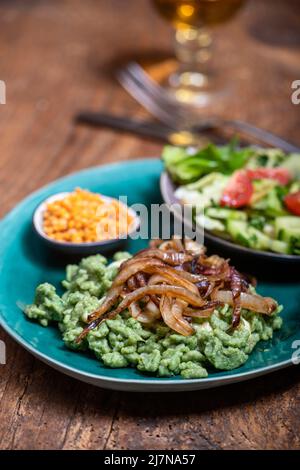 bayerische Spinatpasta auf Holz Stockfoto