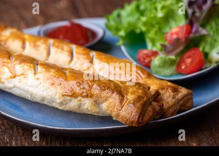 Frankfurter in Blätterteig auf einem Teller Stockfoto