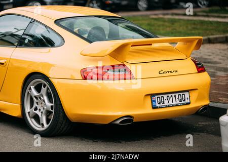 Gelbes Porsche 996 Carrera Auto auf der Straße geparkt. Porsche Sportwagen S Stockfoto