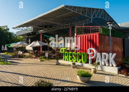 Tres Coroas, Brasilien - ca. April 2022: Tresco Park, Lebensmittelbereich im Freien mit Bars und Restaurants in Tres Coroas Stockfoto