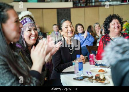 Utqiagvik, Vereinigte Staaten von Amerika. 23. April 2022. US-Innenministerin deb Haaland, Mitte, lächelt, als sie eine Kulturshow während eines Besuchs im Inupiat Heritage Center am 23. April 2022 in Utqiagvik, Alaska, genießt. Bild: Tami A. Heilemann/USA Interior Department/Alamy Live News Stockfoto