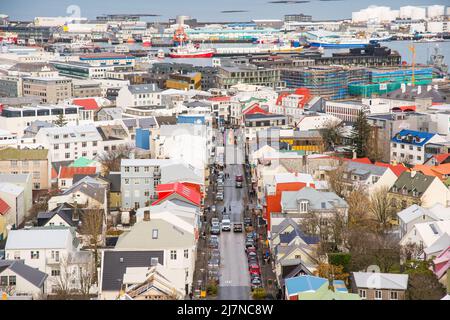 Reykjavik, Island - Oktober 23. 2021: Skolavordustigur Straße im Stadtzentrum von Reykjavik, der Hauptstadt Islands Stockfoto