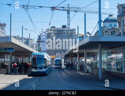 Zürich, Schweiz - Mai 3. 2022: Straßenbahnhaltestelle Bahnhofplatz am Hauptbahnhof Stockfoto