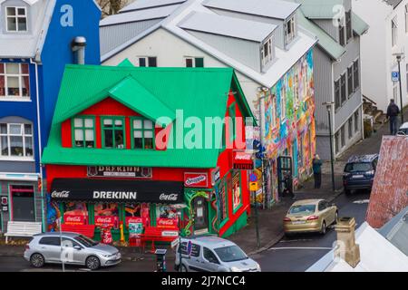 Reykjavik, Island - Oktober 23. 2021: Kleiner Laden im Stadtzentrum Stockfoto