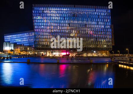 Reykjavik, Island - Oktober 23. 2021: Konzert hal Harpa am Abend mit blauem Licht Stockfoto