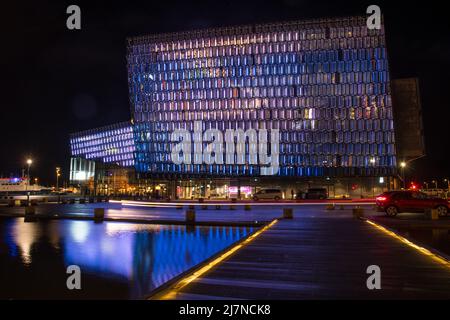 Reykjavik, Island - Oktober 23. 2021: Konzert hal Harpa am Abend mit blauem Licht Stockfoto