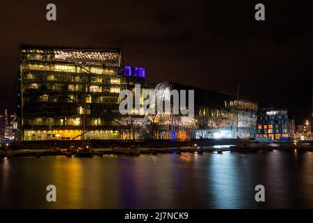 Reykjavik, Island - Oktober 23. 2021: Konzert hal Harpa am Abend Stockfoto