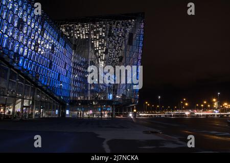 Reykjavik, Island - Oktober 23. 2021: Konzert hal Harpa am Abend mit blauem Licht Stockfoto