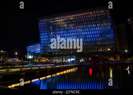 Reykjavik, Island - Oktober 23. 2021: Konzert hal Harpa am Abend mit blauem Licht Stockfoto