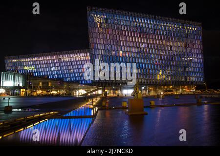 Reykjavik, Island - Oktober 23. 2021: Konzert hal Harpa am Abend mit blauem Licht Stockfoto