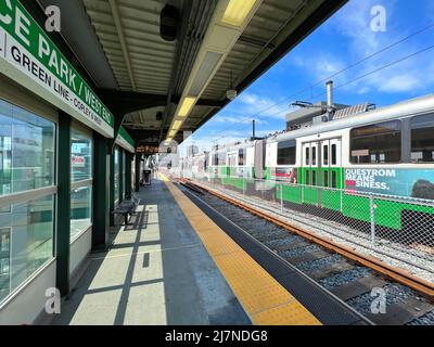 Boston Metro MBTA Kinki Sharyo Typ 7 Zug am Science Park West End Bahnhof in der Stadt Boston, Massachusetts, USA. Stockfoto