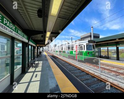 Boston Metro MBTA Kinki Sharyo Typ 7 Zug am Science Park West End Bahnhof in der Stadt Boston, Massachusetts, USA. Stockfoto