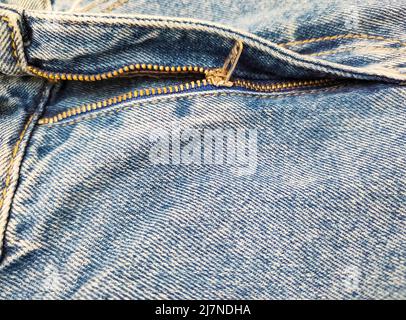 Reißverschluss an Jeans. Jeans-Struktur. Nahaufnahme Denim-Hintergrund. Jeans mit Reißverschluss. Stockfoto