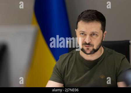 Kiew, Ukraine. 10.. Mai 2022. Der ukrainische Präsident Wolodymyr Zelenskyy hält eine Videoansprache an den Slowakischen Nationalrat aus dem Situationsraum im Präsidentenverwaltungsgebäude am 10. Mai 2022 in Kiew, Ukraine. Quelle: Ukrainische Präsidentschaft/Ukrainische Präsidentschaft/Alamy Live News Stockfoto