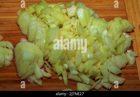 Frisch gehackte Zwiebel auf einem Holzschneidebrett. Stockfoto