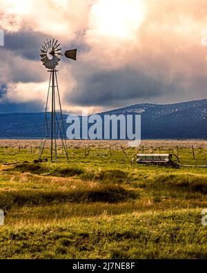 Das Bild zeigt meinen liebsten alten Aermotor in Lassen County, Kalifornien, USA, an einem späten Frühlingsnachmittag während einiger sehr unruhigen Wetterbedingungen. Stockfoto