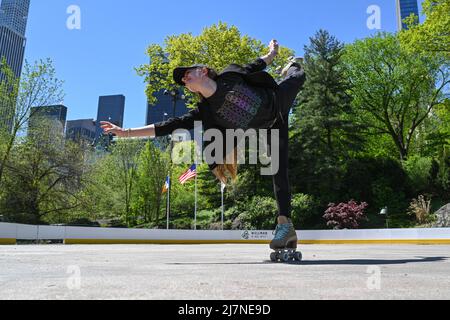 Saters nehmen an einer Pressekonferenz Teil, auf der die DiscOasis-Rollerdisco-Erfahrung angekündigt wird, die am 10. Mai 2022 in der Wollman Rink des Central Parks in New York stattfindet. Stockfoto