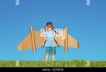 Kind mit Jet Pack Superhelden. Kind Pilot vor Sommerhimmel Hintergrund. Erfolg, Leader und Sieger Konzept. Fantasie, Freiheit für Kinder. Stockfoto