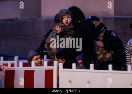 Dnipro, Dnipro, Ukraine. 10.. Mai 2022. Ukrainer mit Kindern warten in der Schlange auf den Zug nach Lemberg, in der Hoffnung, nach Polen zu fliehen, während die russische Invasion der Ukraine weitergeht. (Bild: © Daniel Ceng Shou-Yi/ZUMA Press Wire) Stockfoto