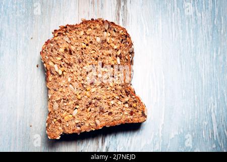 Direkt über dem Schuss einer Scheibe Vollkornbrot, Soja und Leinbrot Stockfoto